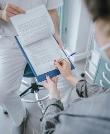 Cumplimiento normativo y documentación clínica para consultorios médicos